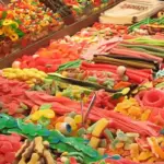 Anak-anak di Oman merayakan Qaranqasho dengan pakaian warna-warni, berkeliling lingkungan untuk merayakan kebe