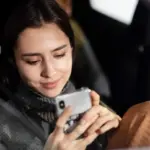 Ilustrasi penggunaan media sosial secara bijak selama bulan Ramadan untuk menjaga pahala puasa dari bahaya ghi