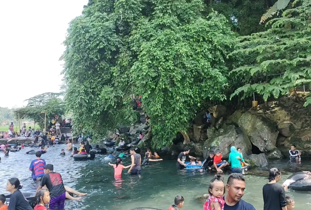 Kemeriahan tradisi Munggahan masyarakat Sumedang, mulai dari makan nasi liwet bersama hingga tradisi menangkap