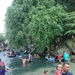 Kemeriahan tradisi Munggahan masyarakat Sumedang, mulai dari makan nasi liwet bersama hingga tradisi menangkap