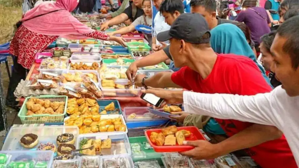 Suasana pembagian takjil gratis di beberapa masjid besar di Kota Bandung seperti Al-Jabbar dan Masjid Raya Ban