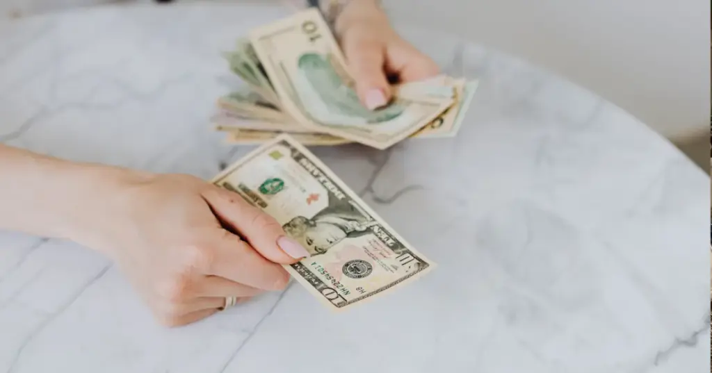 Seni Mengatur Uang di Bulan Puasa: Tips Hemat Buat Kamu yang Hobi Jajan Takjil