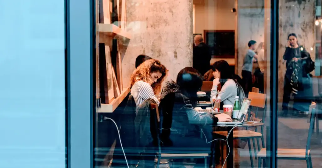 Pelarian dari Deadline: Coffee Shop Unik di Jatinangor yang Bikin Nugas Terasa Healing