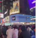 Ratusan Muslim Gelar Salat Tarawih di Times Square, Suasana Jantung New York Berubah Khusyuk