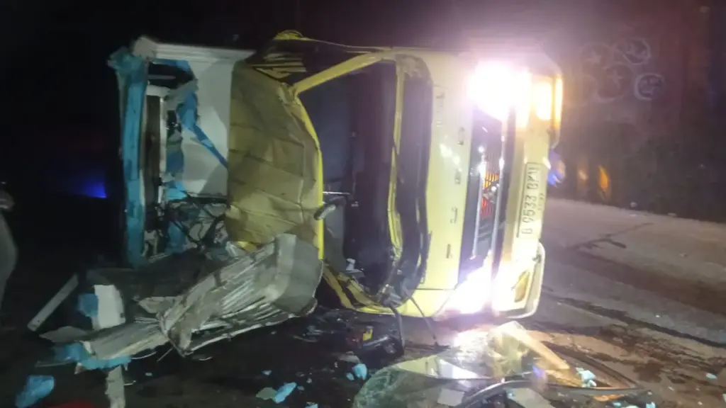 Kronologi Kecelakaan Beruntun Tiga Kendaraan di Pamulihan, Dua Orang Luka Berat