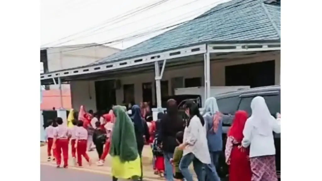 Puluhan Kali Komplen Tidak Direspon, Emak-Emak Geruduk Dapur MBG di Darmaraja