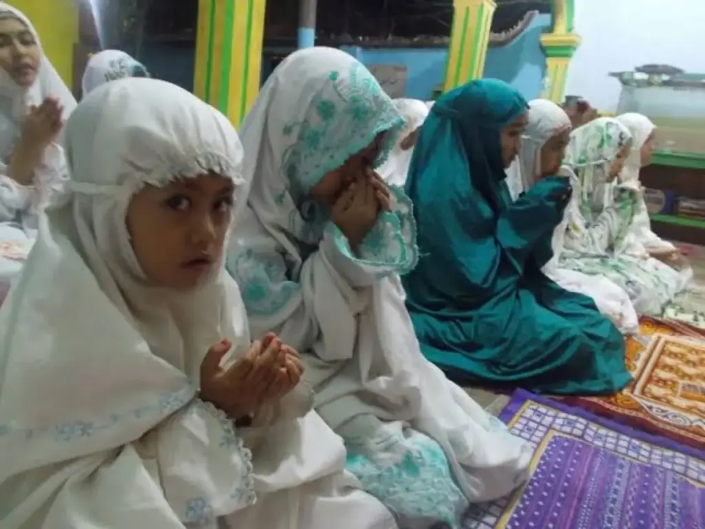 Kiat Orang Tua Dampingi Anak Tarawih