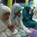 Kiat Orang Tua Dampingi Anak Tarawih