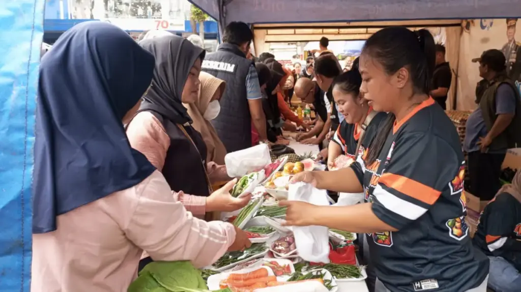 Emak-emak Semringah Dapat Beras Murah