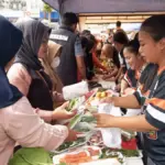 Emak-emak Semringah Dapat Beras Murah