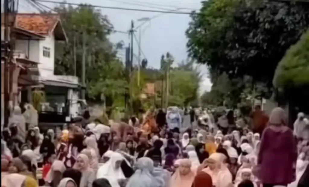 Antusiasme Warga Sumenep : Rela Antre Sejak Siang Demi Tarawih dan Sedekah Rp300 Ribu
