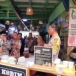 Bikin Speechless! Gaya Polisi Kasih Kopi Gratis untuk Dekat dengan Warga