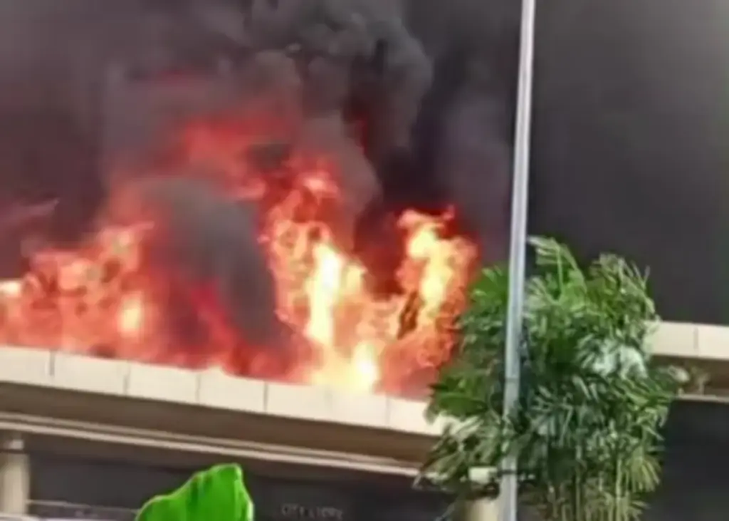 Kebakaran Hebat Melanda Mall di Jalan Alternatif Cibubur, Kota Bekasi