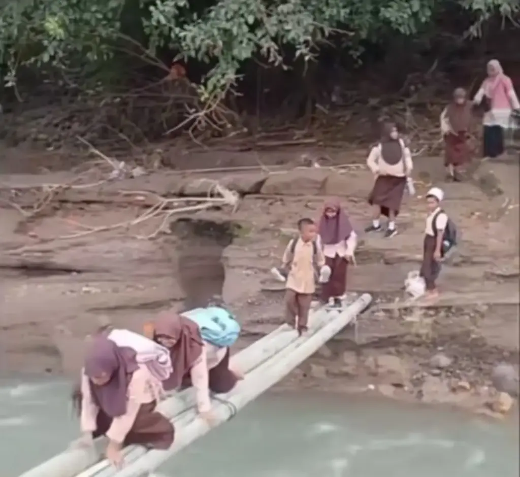 Demi Sekolah, Anak-anak Pertaruhkan Nyawa Seberangi Sungai dengan Jembatan Bambu Rapuh.