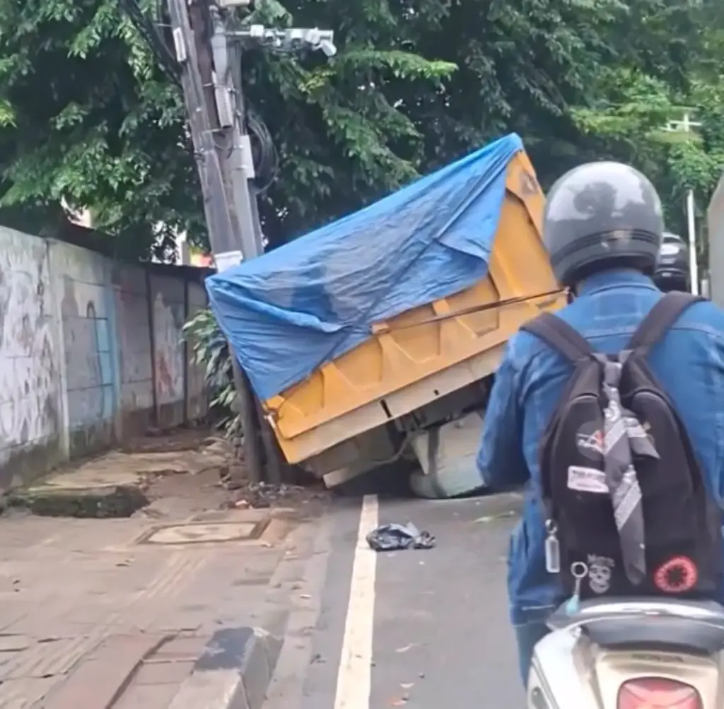 Truk Terjeblos di Jalan Brigjen Katamso Slipi, Kemacetan Dilaporkan Terjadi Sejak Malam Hari