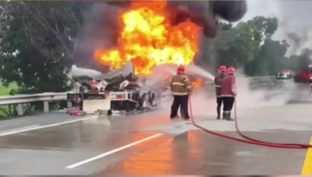 Truk Pengangkut Tiner Terbakar di Ruas Tol Cipali KM 185, Lalu Lintas Macet 7 Kilometer