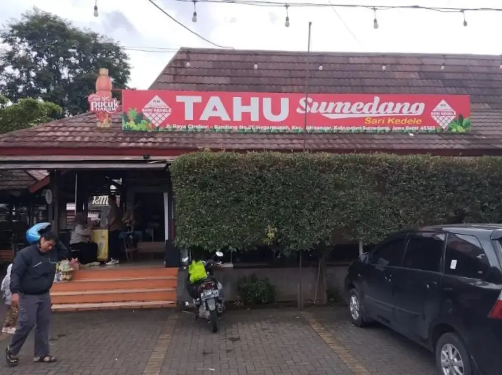 Kuliner Wajib Coba! Bukan Cuma Makan Enak, Bawa Pulang Juga Oleh-Oleh Dari Sari Kedele & Tahu Sumedang Ini!