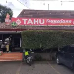 Kuliner Wajib Coba! Bukan Cuma Makan Enak, Bawa Pulang Juga Oleh-Oleh Dari Sari Kedele & Tahu Sumedang Ini!