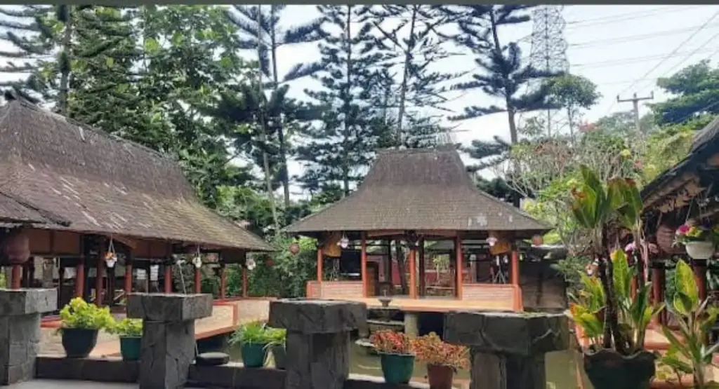 Nggak Cuma Ayam Taliwang-nya yang Juara, Suasana di Saung Nini Jatinangor Bikin Gak Mau Pulang!