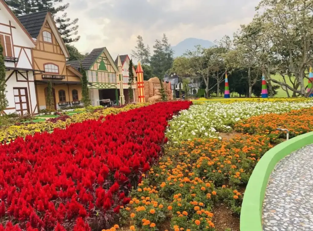 Serasa di Eropa! Menjelajahi Pesona Kastel Megah di Jatinangor National Flower Park