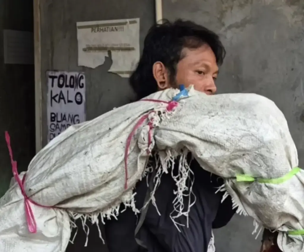 Klarifikasi Pria yang Dikira Gendong Mayat di Tambora, Ternyata Salah Paham
