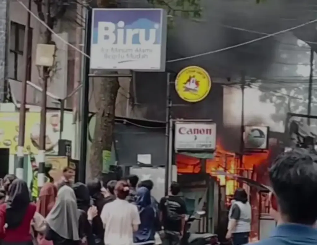 Aksi Heroik Damkar Selamatkan Kakek dan Cucu dalam Kebakaran Laundry di Kota Bandung