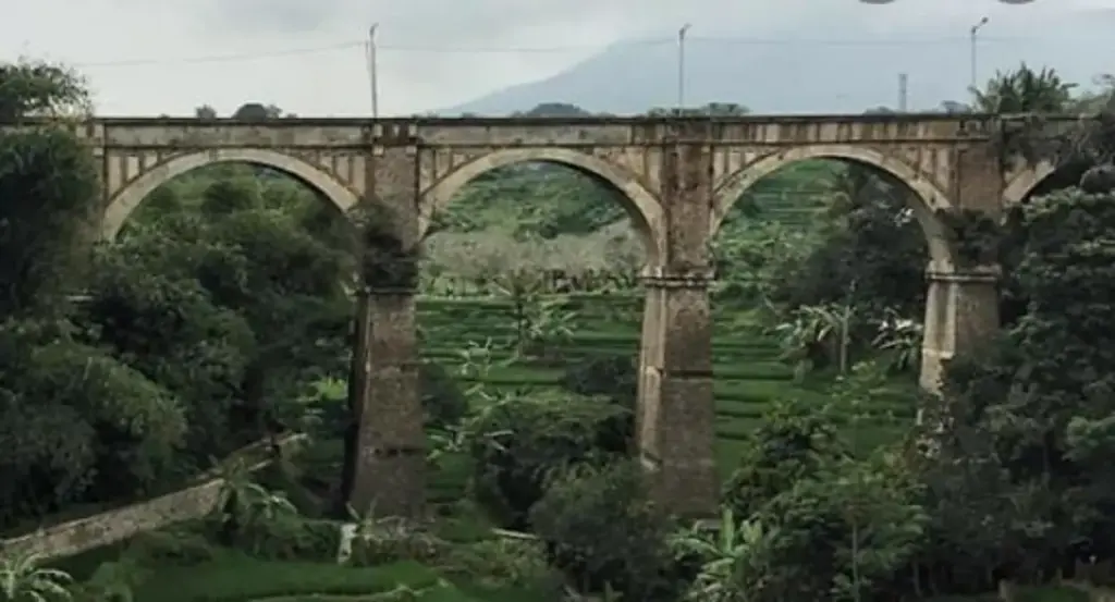 Di Balik Lengkungan Beton: Sejarah, Mitos, dan Peran Jembatan Cincin Jatinangor