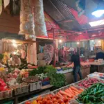 Harga sejumlah kebutuhan pokok di Pasar Tanjungsari, Kabupaten Sumedang, terpantau relatif stabil.