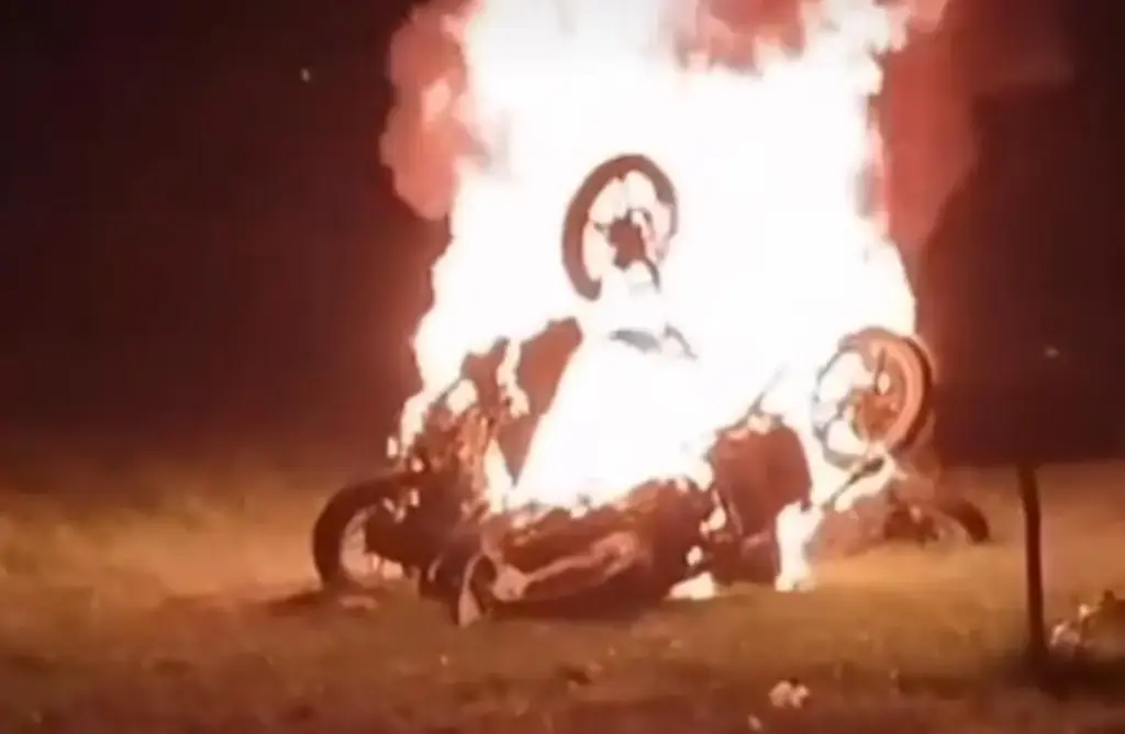 Ratusan Warga Cirebon Hadang Konvoi Diduga Geng Motor, Sejumlah Motor Dibakar