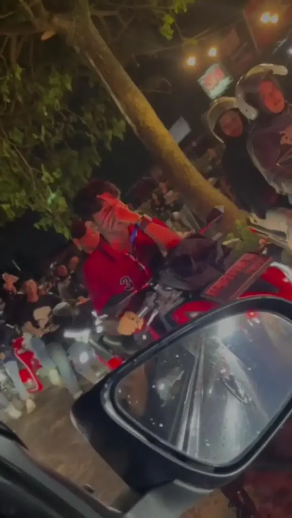 Momen Memalukan Seorang Pria yang Gagal Mencuri Helm Berujung Dipergoki Pemilik dan Disoraki Warga