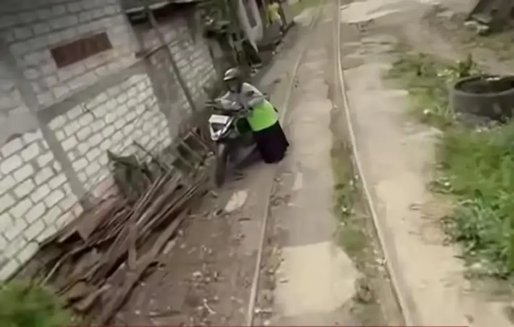 Terlalu Panik Mesin Motor Mati di Tengah Rel Kereta, Seorang Ibu Berakhir Terserempet Kereta Wisata.