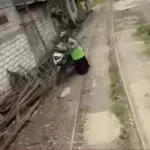 Terlalu Panik Mesin Motor Mati di Tengah Rel Kereta, Seorang Ibu Berakhir Terserempet Kereta Wisata.