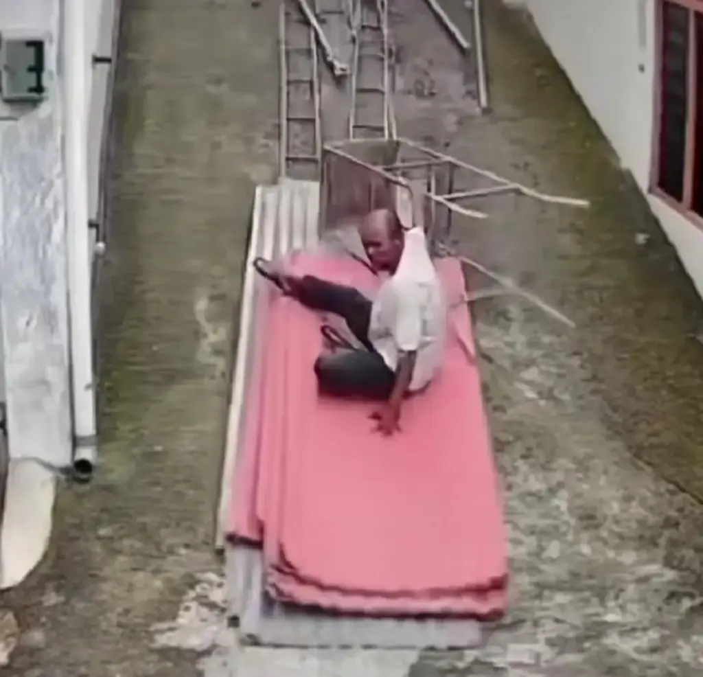 Tawa di Balik Peristiwa: Seorang Pria Ikut Meluncur Dengan Material yang Terjatuh Dari Mobil Bak