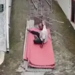 Tawa di Balik Peristiwa: Seorang Pria Ikut Meluncur Dengan Material yang Terjatuh Dari Mobil Bak