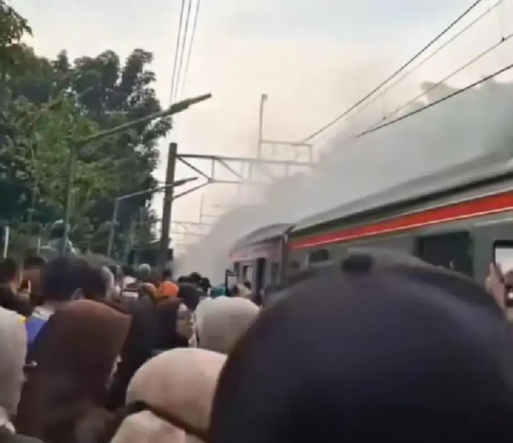 Keluar Nya Asap Pada Salah Satu Gerbong KRL, Malah Menimbulkan Perdebatan Netizen