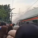 Keluar Nya Asap Pada Salah Satu Gerbong KRL, Malah Menimbulkan Perdebatan Netizen