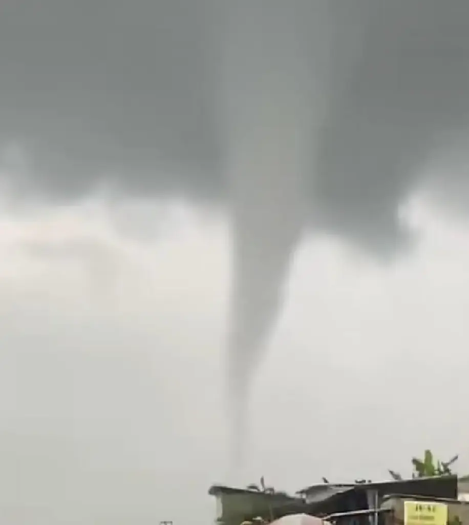 Angin Sampaikan Salam: Banyuwangi di Terjang Puting Beliung Disertai Hujan Deras