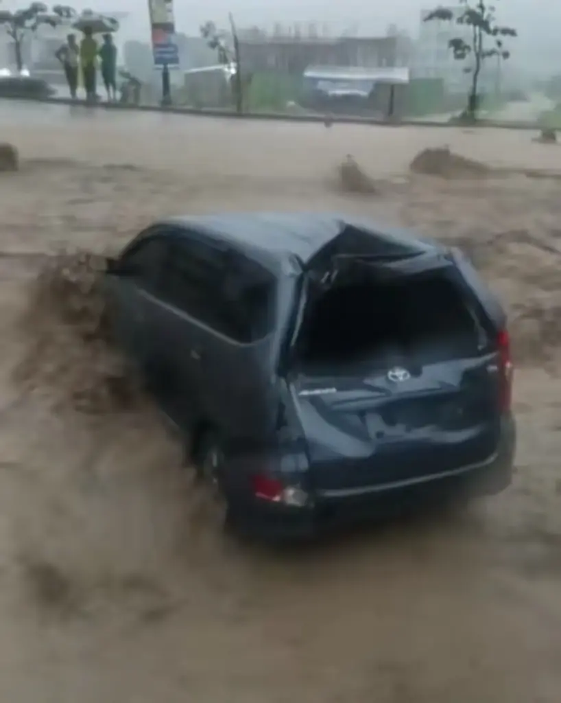Mencekam! Mobil Terjebak dan Terseret Banjir Bandang di Sentul
