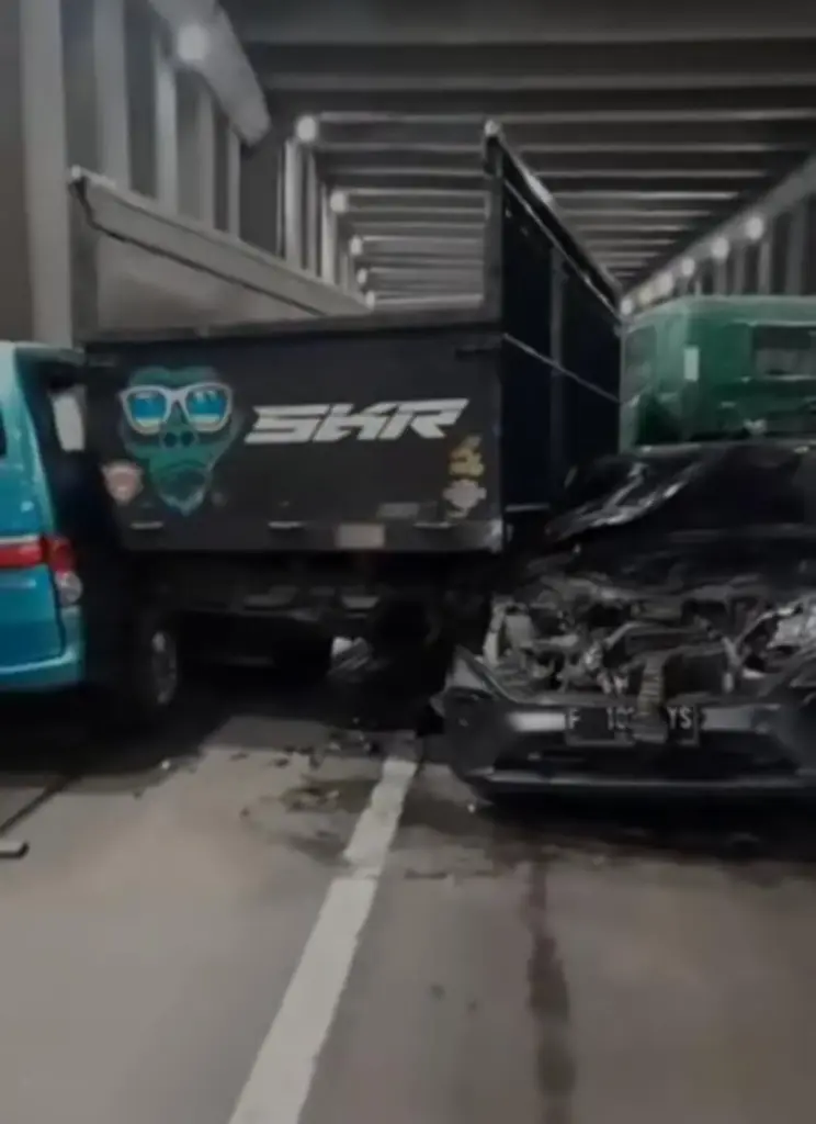 Ngeri! Kecelakaan Beruntun Libatkan 7 Kendaraan di Tol Jagorawi