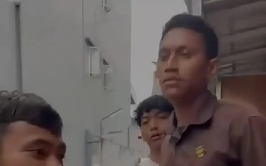 Oknum Satpam J&T Cabang Tambora Disorot Usai Keluhan Pelanggan Viral di Media Sosial