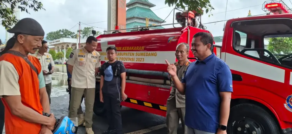 Gotong Royong Bersihkan Alun-alun, Warga Antusias Sambut Bulan Suci