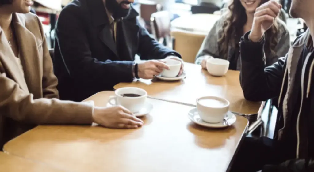 Tarawih Kelar, Nongkrong Bubar? Nggak Dulu! Warkop Jadi Tujuan