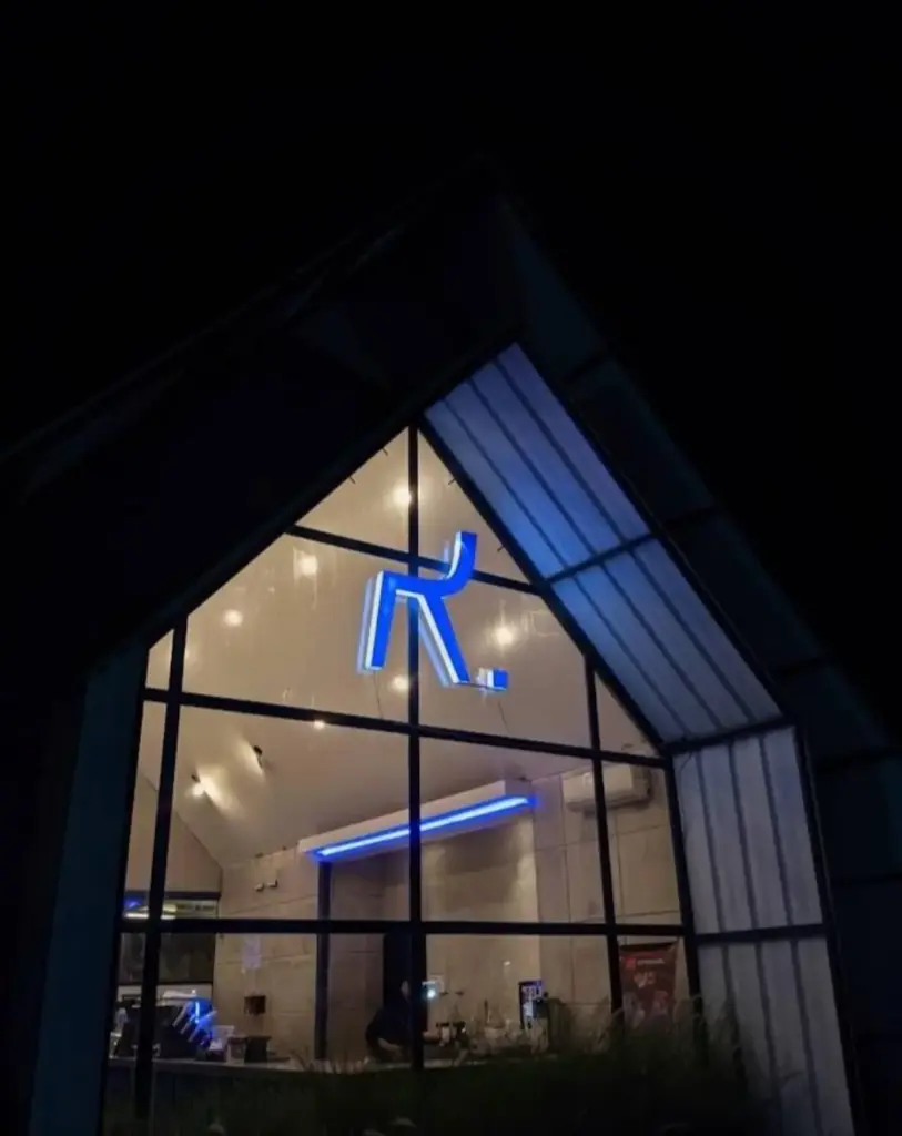 Menemukan Titik Temu di Ujung Timur: Ruang Produktif yang Menolak Padam Saat Kota Terlelap