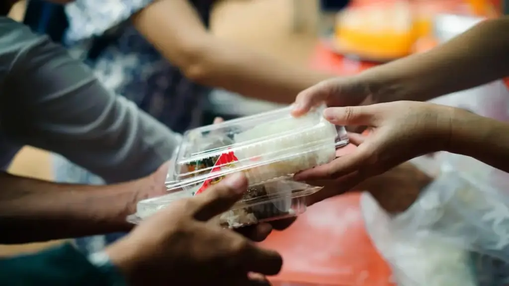 Dari Jatinangor ke Bandung: 7 Spot Takjil Gratis yang Selalu Ramai Saat Ramadan