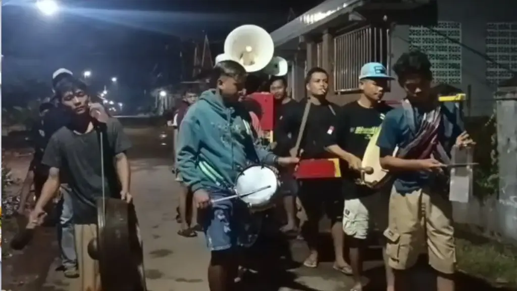 Tradisi Unik di Sumedang, Berkeliling Menyusuri Jalan dengan Iringan Musik Kuda Ronggeng Sebagai \"Alarm Sahur\"