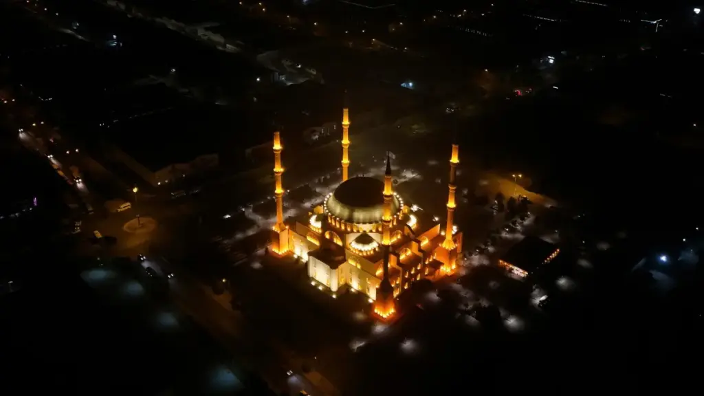 Lebih Baik dari Seribu Malam, Ini Keutamaan, Ciri-ciri, dan Amalan di Malam Lailatul Qadar