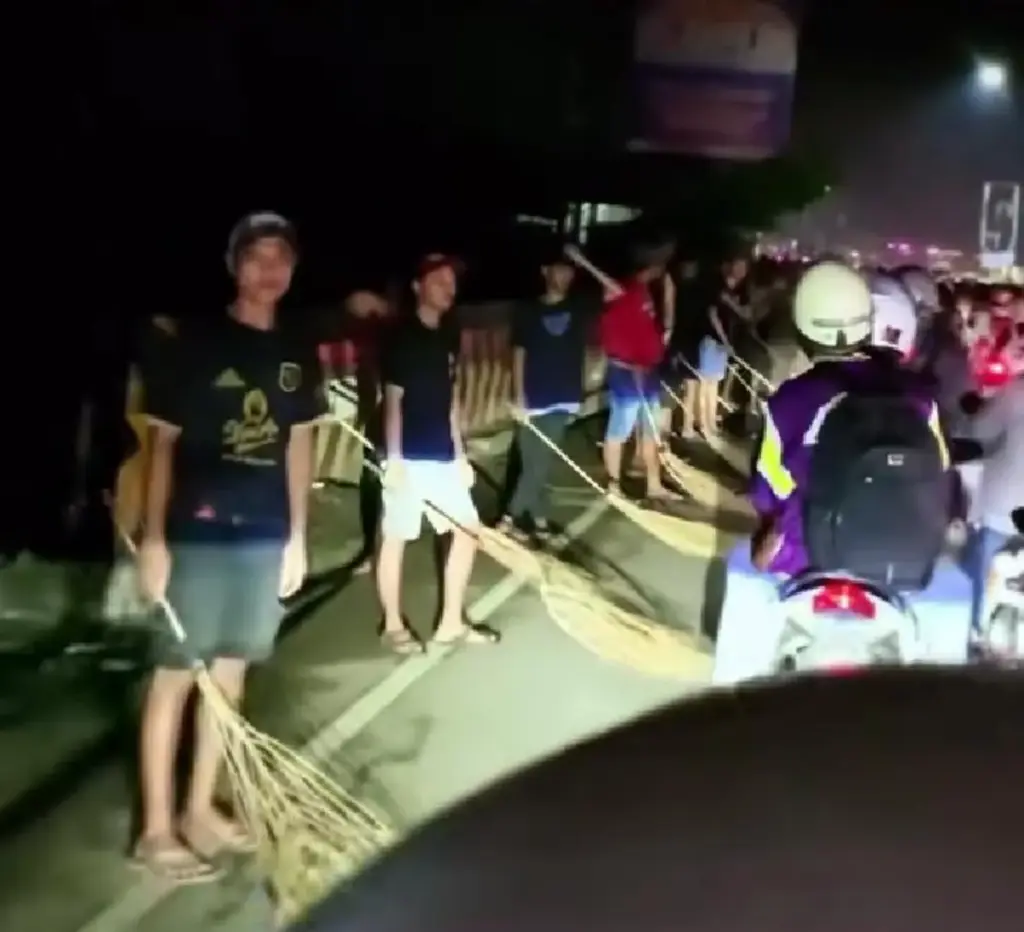 Tradisi atau Eksploitasi Bahaya? Pengemis Pasukan Sapu Lidi di Bahu Jalan Subang-Indramayu Tuai Kecaman!