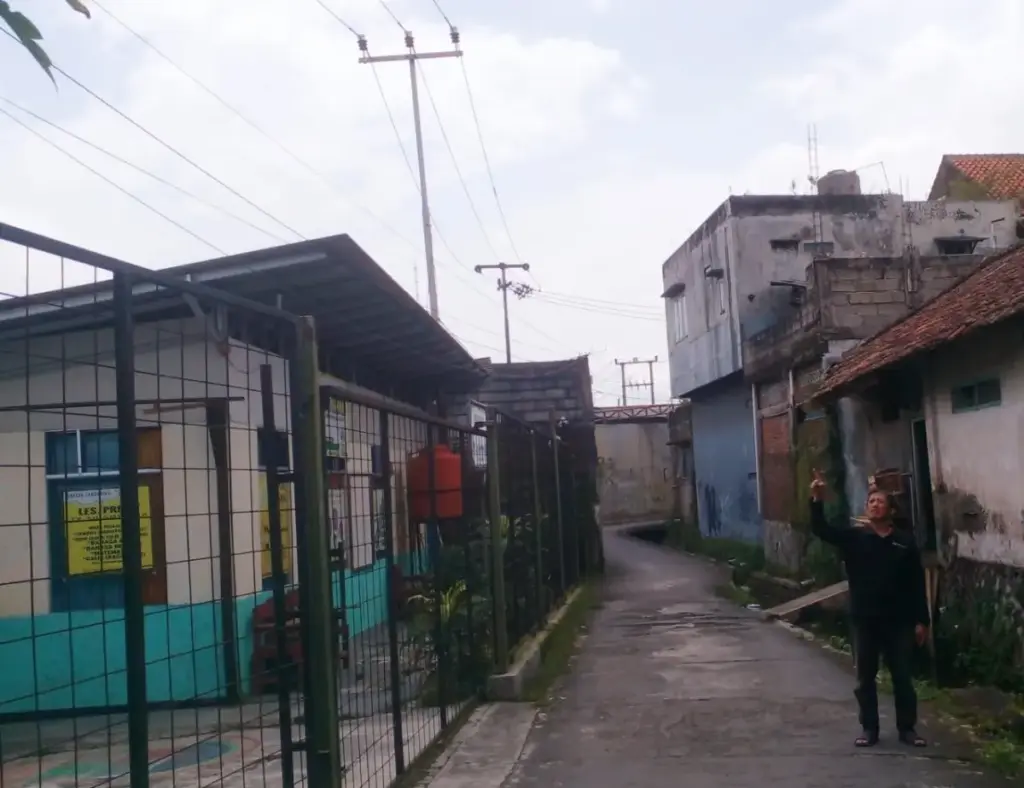 Warga Lembur Gedong Keluhkan Kabel Tegangan Tinggi PLN Belum Terbungkus.