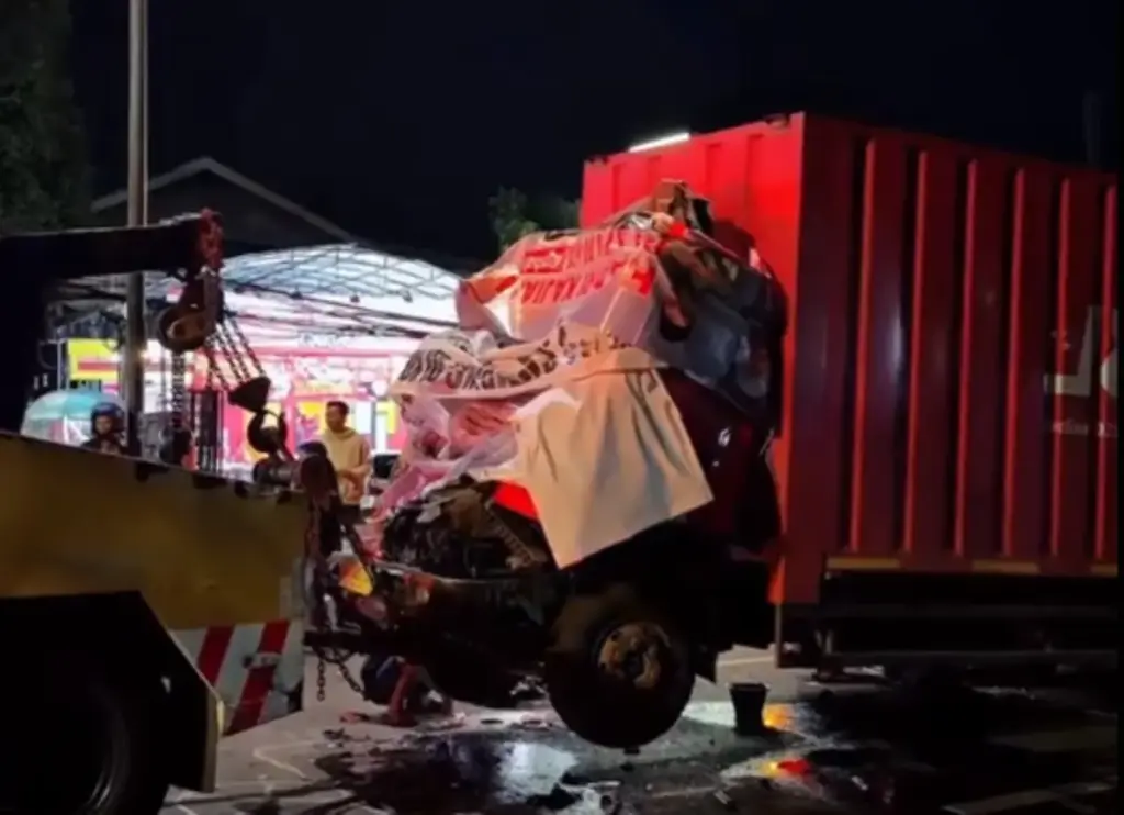 Tabrakan Beruntun di Buah Batu Dini Hari, Diduga Sopir Truk Box Alami Microsleep