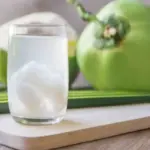 Pilihan minuman sehat seperti air kelapa, teh herbal, dan air jahe yang aman dikonsumsi penderita maag saat sa
